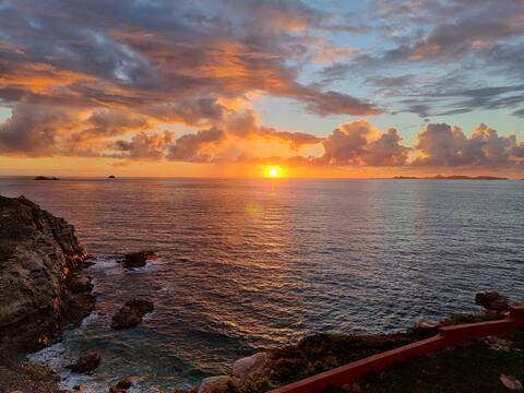 Peaceful secluded 2BR apt w. sunrise & ocean views