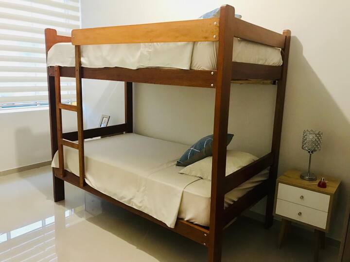 2do Nivel: Habitación Secundaria 2 (Cuenta con Aire Acondicionado) ||
2nd Level: Secondary Bedroom 2 (It has Air Conditioning)
