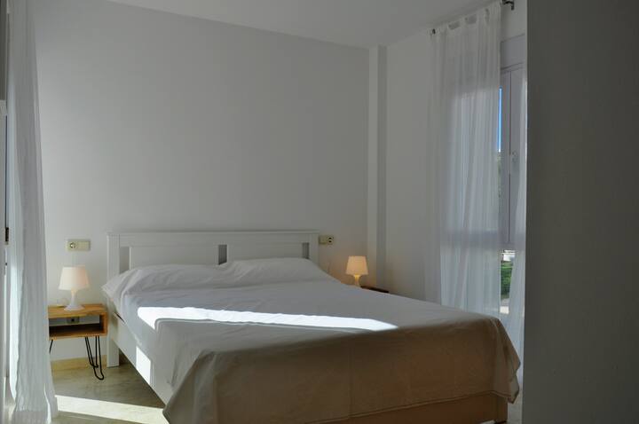 N.º1 Dormitorio con cama de 160x200cm con mucha luz gracias a sus 2 ventanas ubicadas en paredes opuestas 