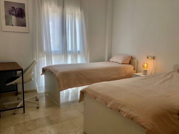 #3 habitaciones  con dos camas de 90x200cm cada una, incluye también un escritorio