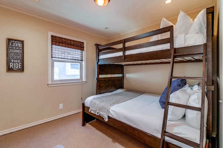 เตียงสองชั้นล่างขนาดใหญ่และเตียงสองชั้นบนคู่