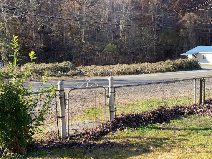 Matewan Riders Retreat New Remodel , Garage , Cozy Houses for Rent in