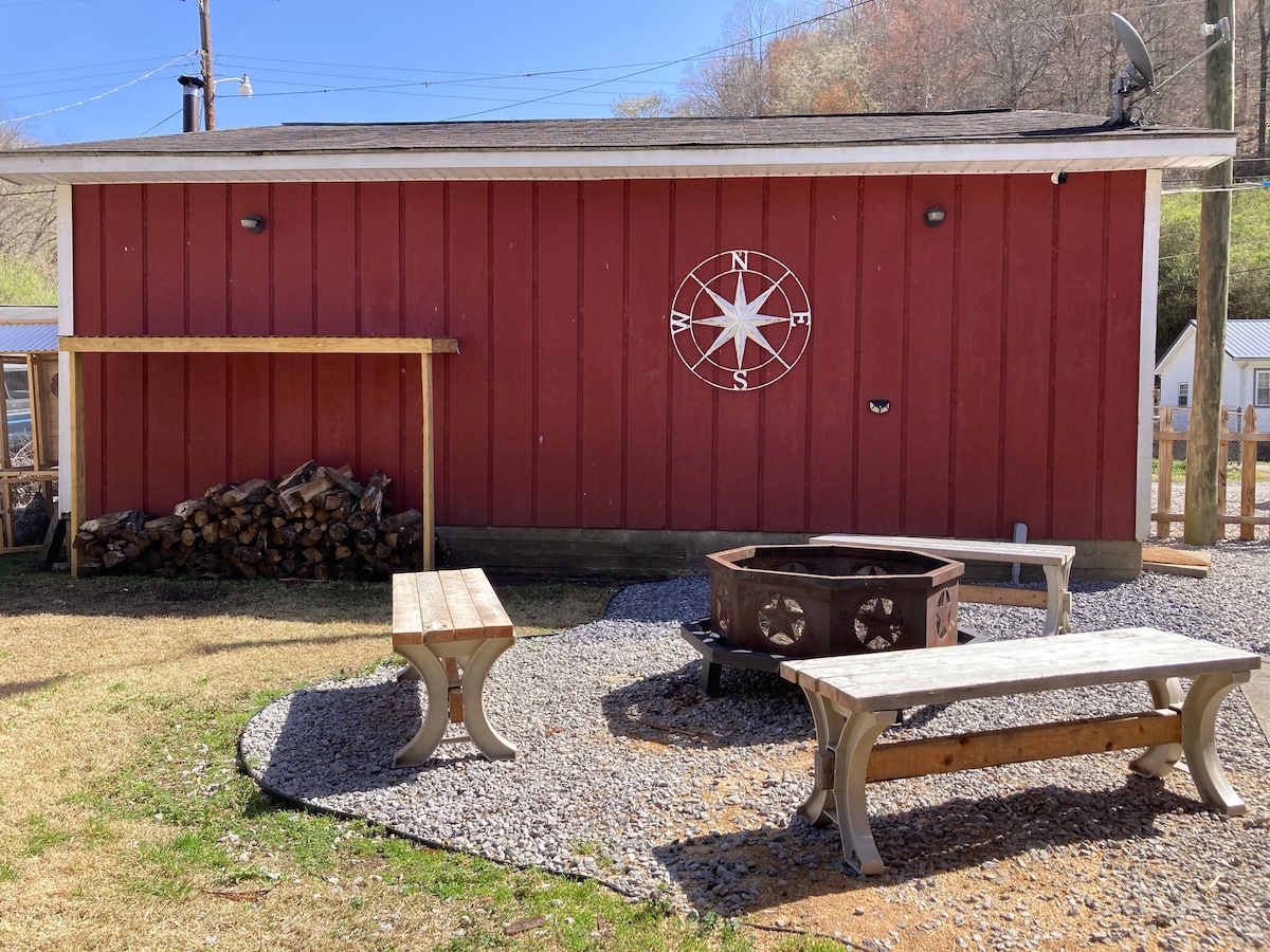 Matewan Riders Retreat New Remodel , Garage , Cozy Houses for Rent in