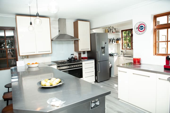 Happy 4 bedroom family Home, with Solar