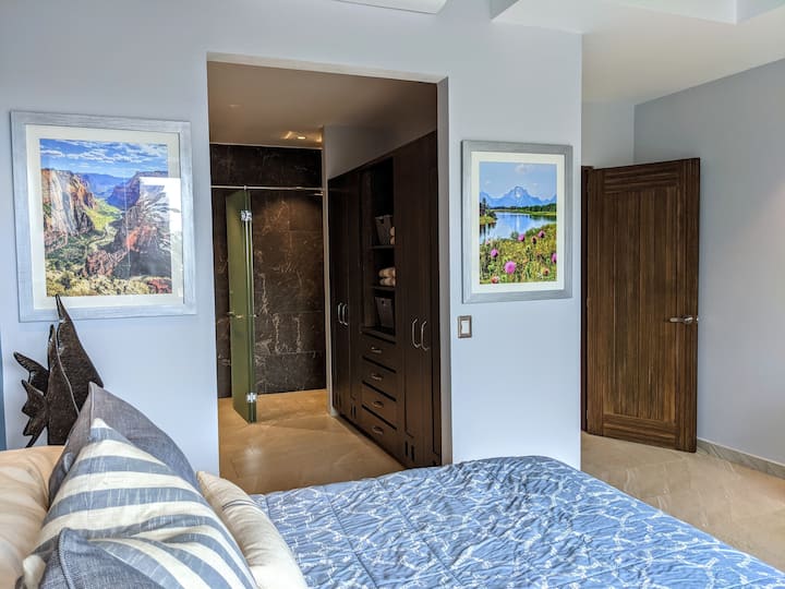 Гардероб с родителска спалня и просторна баня