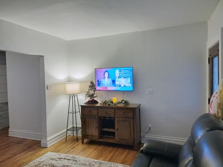 Cozy Lansing Lower Unit Apartment Near Downtown - Lansing, MI