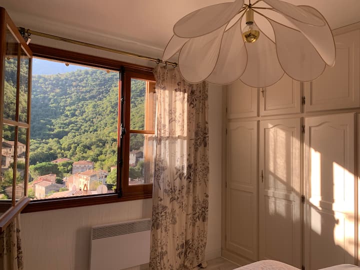 الطابق الأول:
استيقظ في الطبيعة مع إطلالات جبلية جميلة.