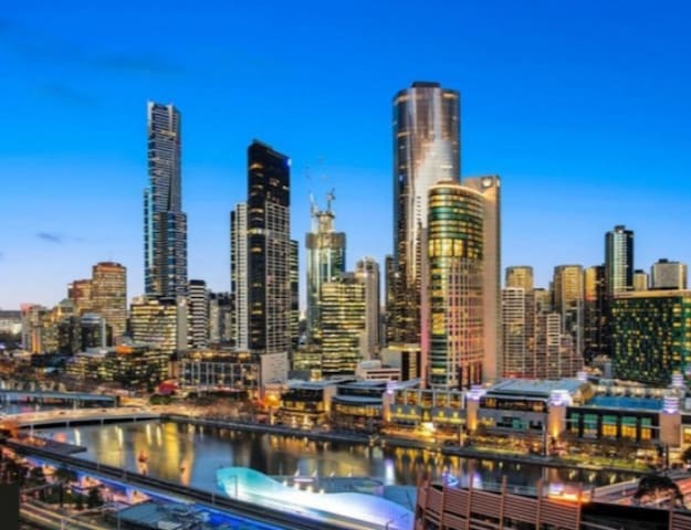 Stunning 2 bed Riverview in the heart of the city