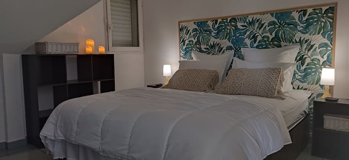 Cama tamaño queen, TOCA las luces de la mesita
de noche barra de almacenamiento y muebles de estantería.