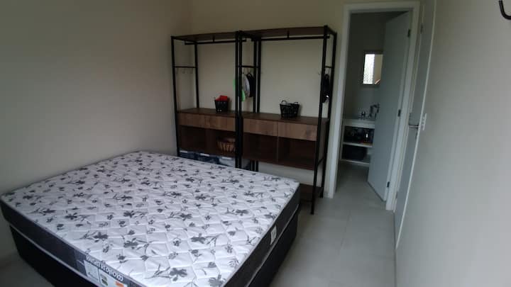 Აპარტამენტი სტანდარტული ზომის ორადგილიანი საწოლით.