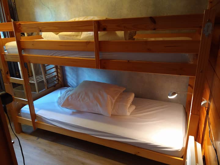 2 single beds (bunk bed).