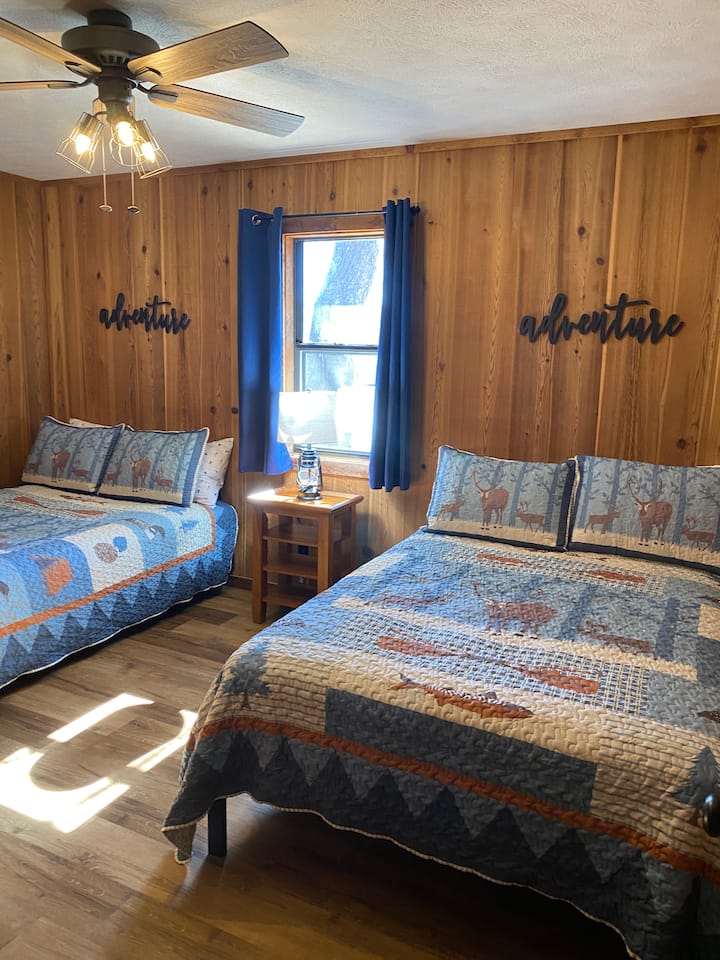 Chumba cha kulala #3 chenye vitanda 2 vya watu wawili.