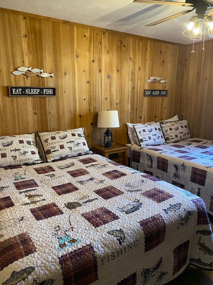 Chumba kikuu cha kulala chenye vitanda 2 vya kifalme.