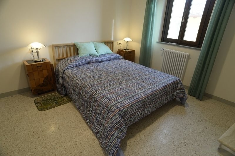 Dormitorio en la planta superior de La Bellavista con un pequeño baño privado.