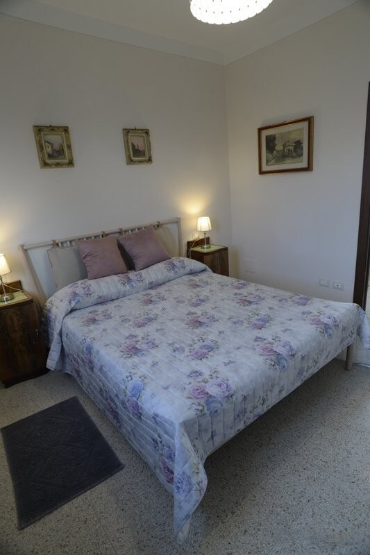 Dormitorio de arriba La Bellavista con baño privado y bañera.