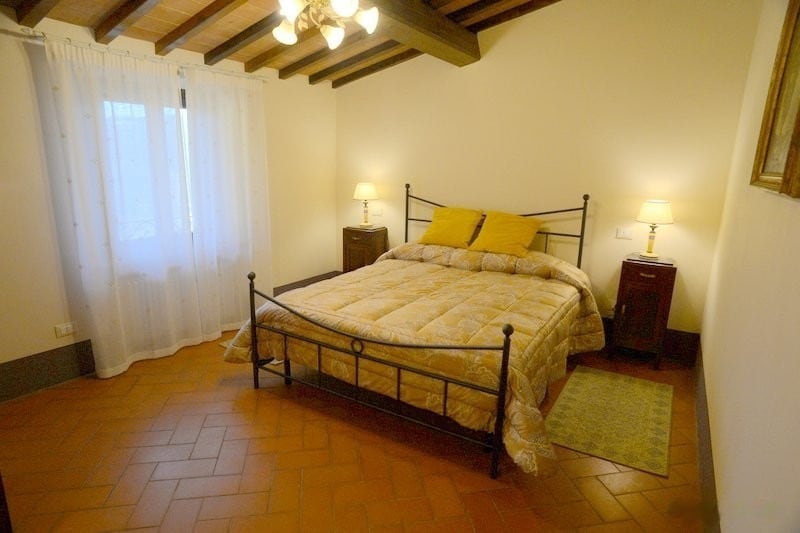 Dormitorio de arriba en I Millefiori, con muebles tradicionales de la Toscana.