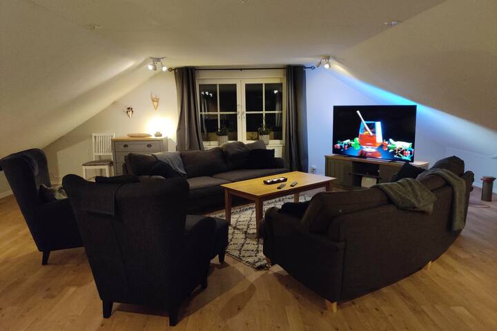Det övre vardagsrummet, 65-tums OLED-TV med Ambilight