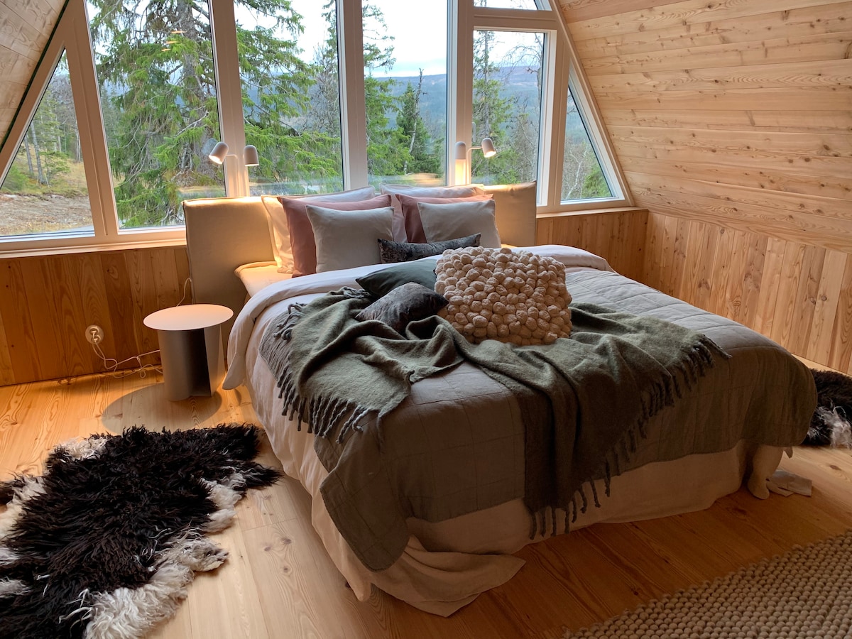 The corner bed rooms, one in each suite on the upper floor, are large and can function as a private living room with arm chairs or work space. These rooms can be furnished with 2 up to 4 single beds, if that would be preffered.