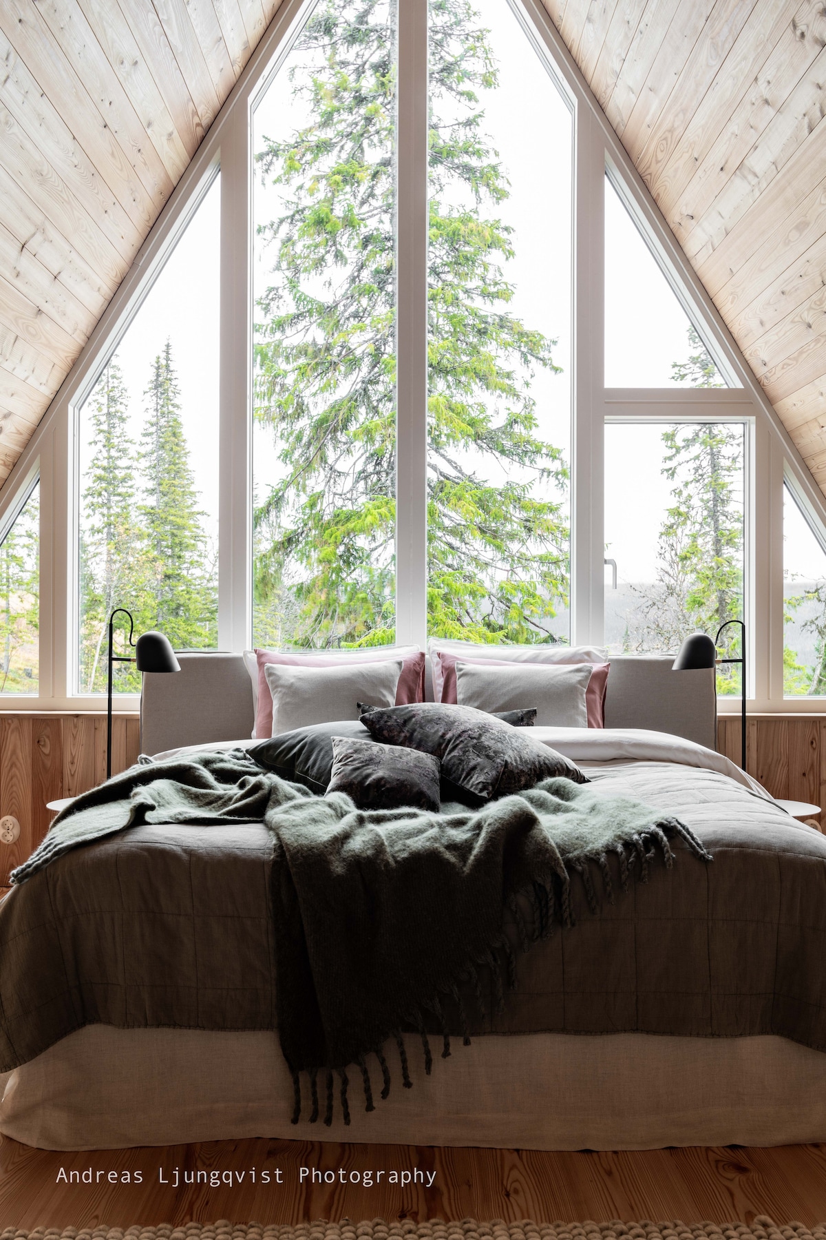 The corner bed rooms, one in each suite on the upper floor, are large and can function as a private living room with arm chairs or work space. These rooms can be furnished with 2 up to 4 single beds, if that would be preffered.