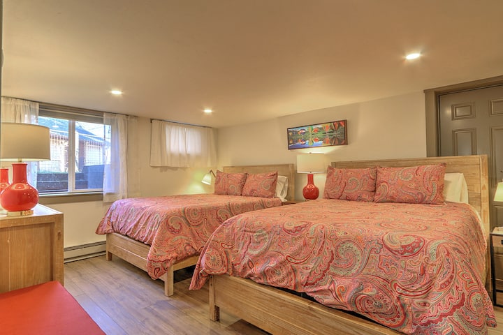 Cuarto dormitorio con dos camas tamaño matrimonial.