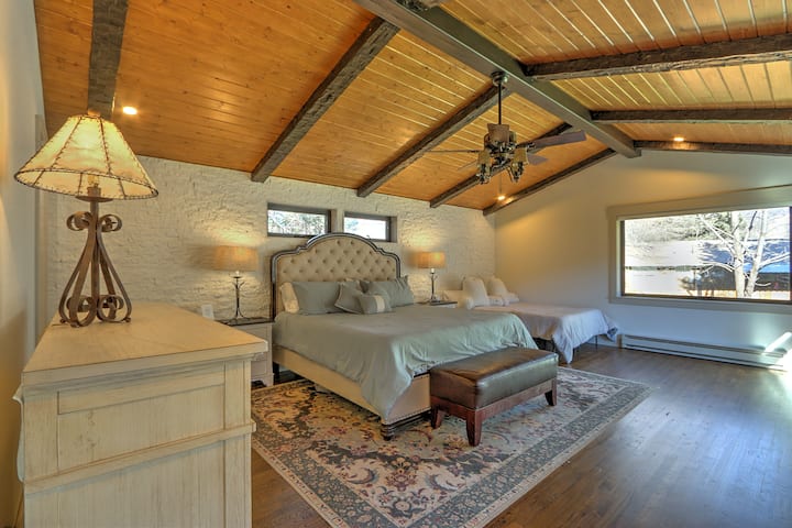 Dormitorio principal en el nivel principal con 1 cama tamaño king y 1 cama queen.