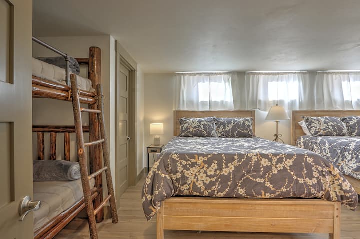 Tercer dormitorio con dos camas tamaño queen y una litera doble.