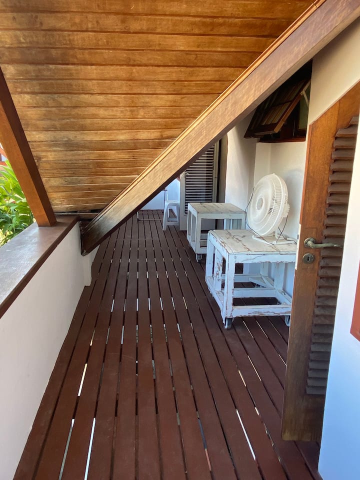 Balcone della camera da letto con vista sulla piscina 