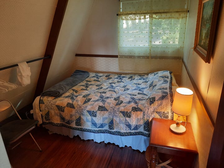 krevat me ajër me madhësi "queen" me 2 anë të rregullueshme - kjo është në katin kryesor dhe nuk kërkon ngjitje shkallësh 