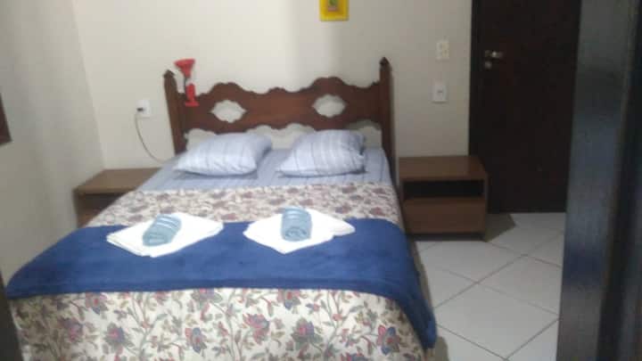 Chumba : Kitanda 1 cha watu wawili, meza 2 za kando ya kitanda na kabati 1 la kujipambia 