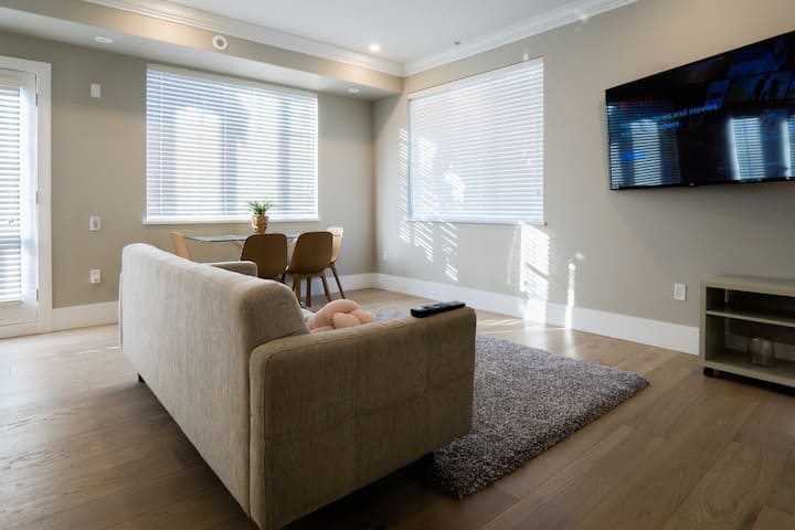 Cheerful 3-bedroom & 2-den Townhouse Near Oakridge - Vancouver