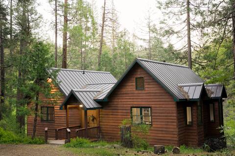 Modern Private Cabin on Spanish Creek