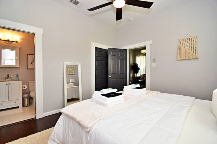 Schlafzimmer Nr.1 - jeder Gast erhält ein kostenloses Set Eco Botanics Toilettenartikel.