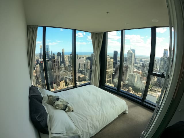 62F VIEW! 1 Free Parking on premises