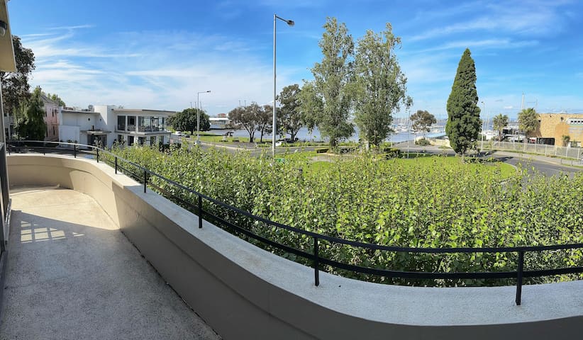 Deluxe Bay View Penthouse with City & Sea Views gallery image 2