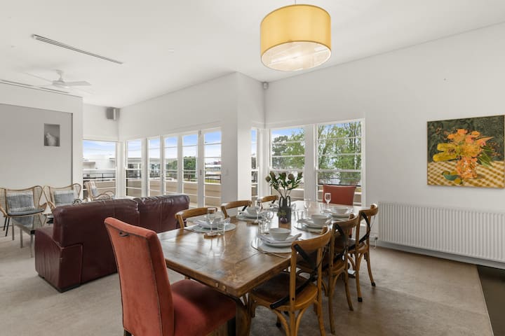 Deluxe Bay View Penthouse with City & Sea Views