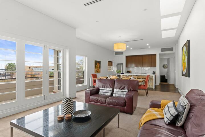 Deluxe Bay View Penthouse with City & Sea Views gallery image 4