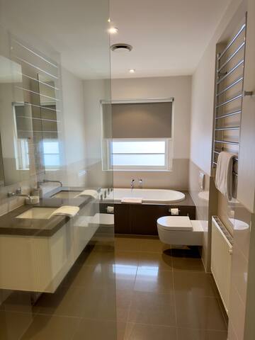 Deluxe Bay View Penthouse with City & Sea Views gallery image 5