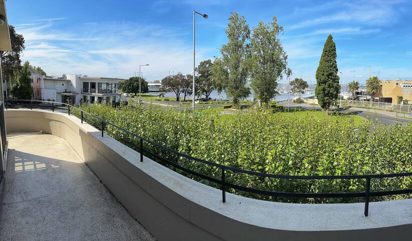 Deluxe Bay View Penthouse with City & Sea Views gallery image 2