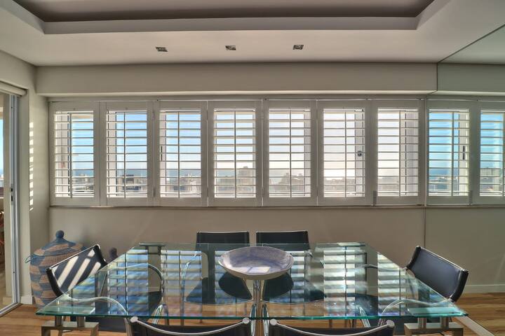 402 Doverhurst (Modern Sea Point 2 bedroom apt) gallery image 3