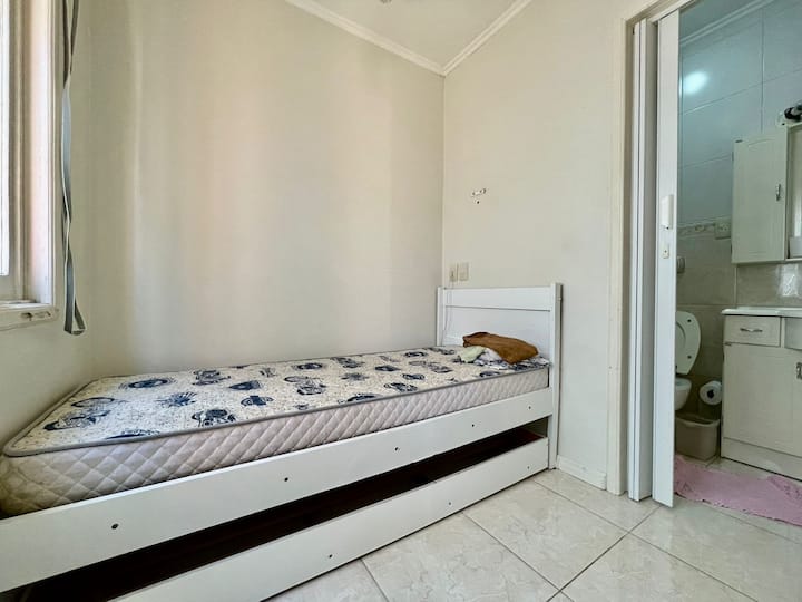 litet rum, typ av beroende. Det har ett badrum och dusch.
enkelsäng