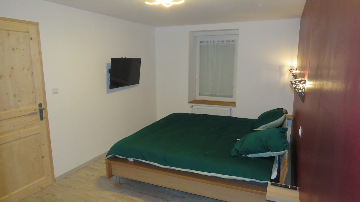 ห้องพักเงียบสงบพร้อมเตียงขนาดคิงไซส์ 200 * 200 son maletas jean louis Scherrer สมาร์ททีวี 4k 100 ซม. เชื่อมต่อกับ Wi-Fi ตู้เสื้อผ้าสำหรับเสื้อผ้าของคุณ 