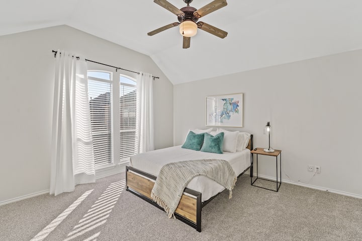 ห้องนอนควีนไซส์กว้างขวางพร้อมตู้เสื้อผ้าและที่นั่งแบบวอล์คอินชั้น 3