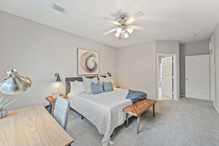 ห้องนอนหลักบนชั้น 2 