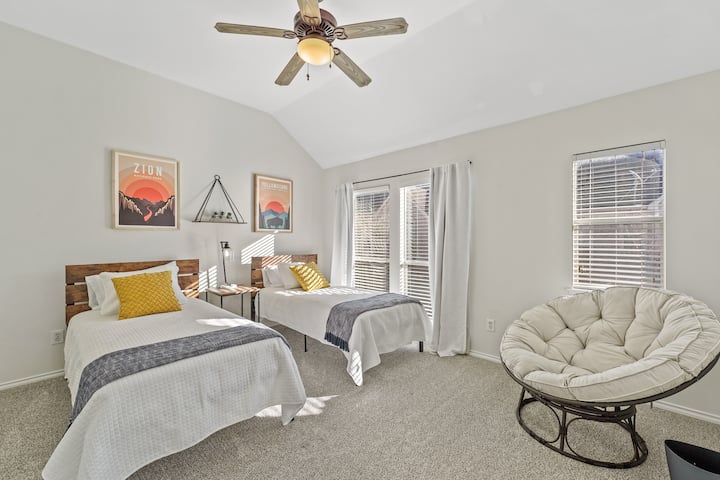 ห้องเตียงแฝดพร้อมตู้เสื้อผ้าแบบวอล์คอิน 