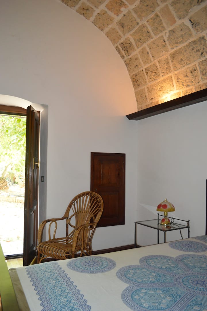 ห้องอุปถัมภ์พร้อมประตูหน้าต่างในสวน