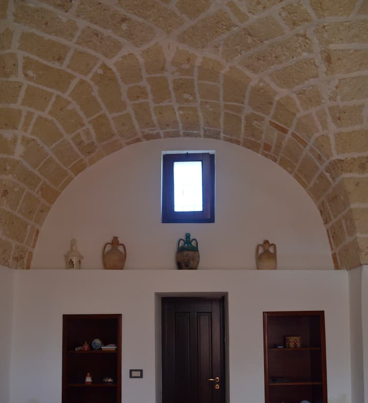 รายละเอียดห้องนั่งเล่นพร้อมประตูทางเข้าห้องน้ำหลัก