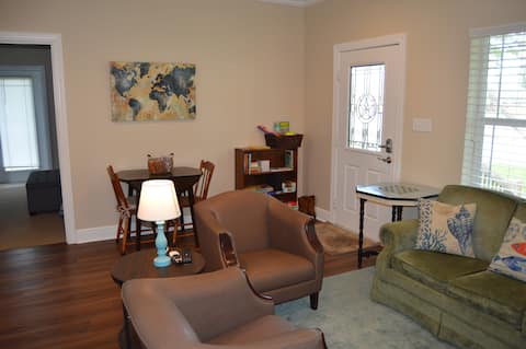 Bay View Cottage 1 block from pier, food, & parks.