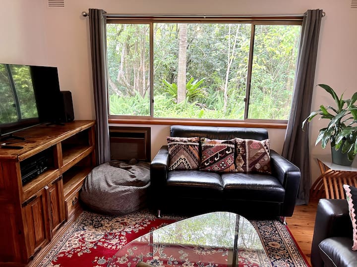 Sala de estar con aire acondicionado, estéreo, TV, wifi y nuevo televisor inteligente.