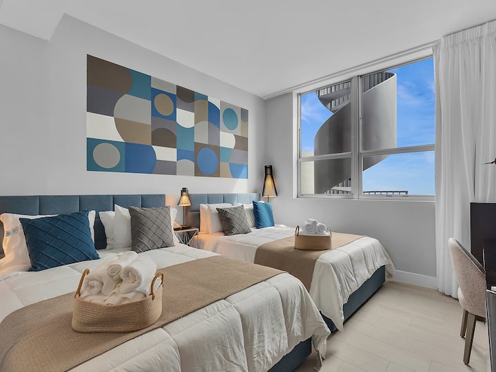 Ფართო და კომფორტული სასტუმრო ოთახი ცალკე კარადათი და სააბაზანოთი.
Მორთულია თანამედროვე ხელოვნებით.