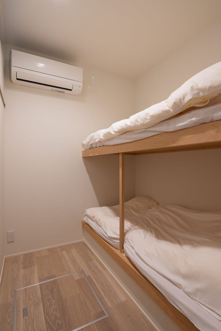 חדר שינה עם מיטת קומתיים 1F